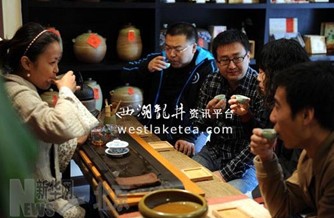 日前，一批保存了近6年，经过三次传统翻炒、焙火工艺加工的陈年铁观音被送至北京启元茶庄。为了让老工艺、老品味得以推广，启元茶庄于11月10日至11月20日，在前门庆林春店、启元花市大街老店、亦庄山水悦茶楼举办茶友会，请与会茶友分别免费品尝一泡袋。